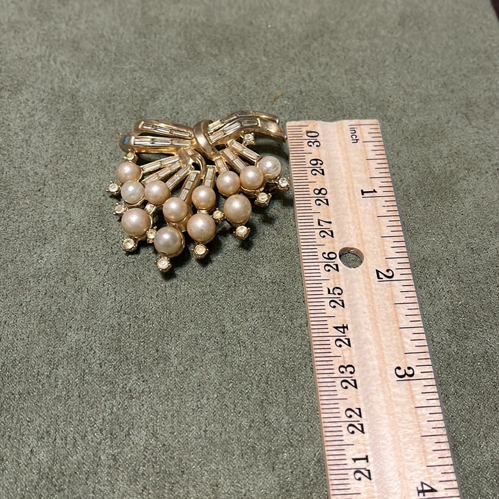 Vintage Trifari Pearl and Rhinestone Brooch - Picture 3 of 4